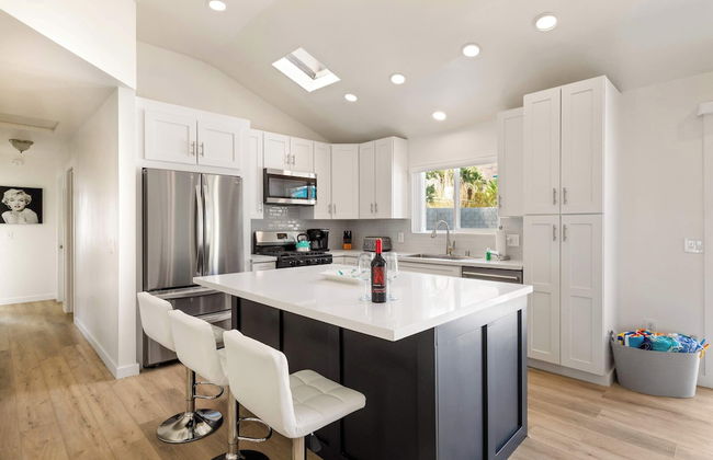 Experience Modern Luxury at Desert Hideaway - Foto 12