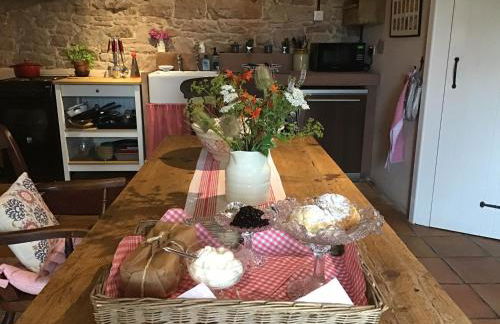 Historic converted byre in courtyard of 16C house - Foto 10