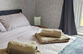 Entire Charming Three Bedroom Seaside House With Garden - Close to Town & Beach, Ideal for Groups, Families - Foto 11