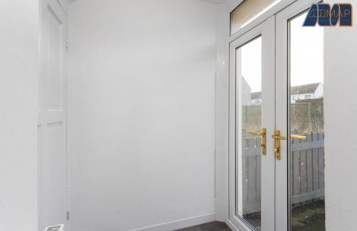 Modern 3 Bed Home in Bathgate with Garden - Photo 7