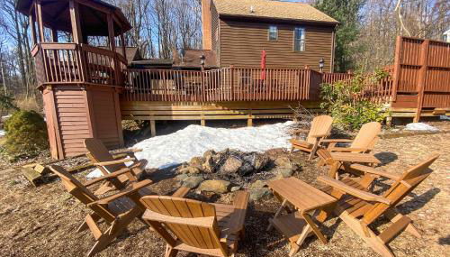 Modern Mountain Retreat with Deck and Hot Tub! - Foto 3