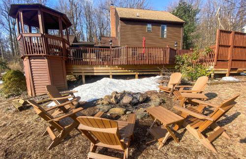 Modern Mountain Retreat with Deck and Hot Tub! - Foto 3