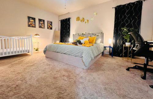 Spacious 4BR Home w Game Room Office Backyard - Foto 30