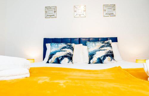 Spacious Home near Heathrow & Windsor with Parking - Photo 27