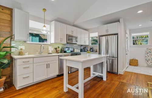 Pet Friendly East Cesar Chavez Home Near Downtown - Photo 2