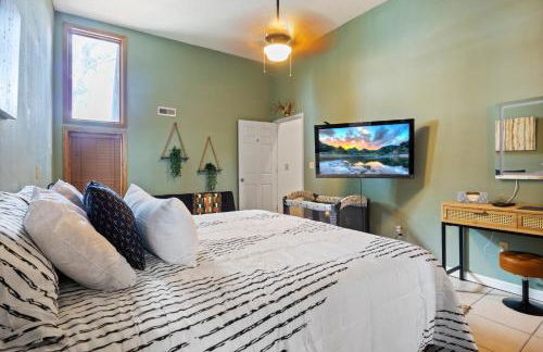 Pet-Friendly Lakefront Home in a Quiet Cove w/ Netflix, Outdoor Seating, Boat Slip - Foto 15