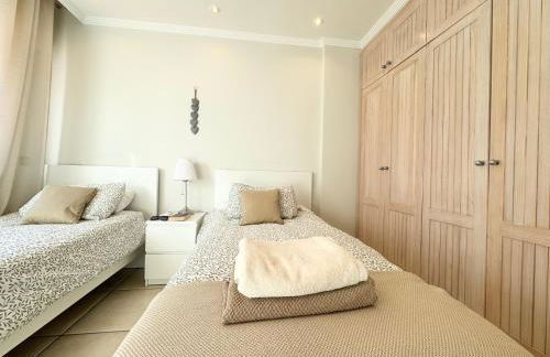 Villa Amorio a spacious modern getaway with a private heated pool & Sea Views - Foto 49