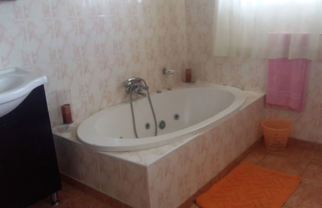 Charming 6-bed House With Swimming Pool in Harare - Foto 20