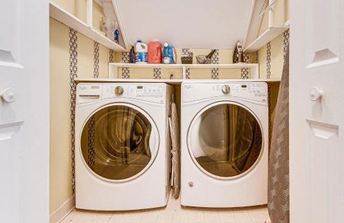 4,100-Sq-Ft Gem with Pool Table and Yard in Raleigh - Foto 28