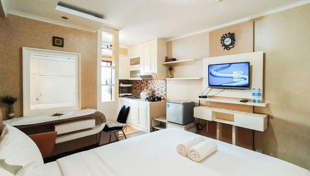 Nice And Comfortable Stay Studio At Gateway Ahmad Yani Cicadas Apartment - Foto 5, Habitación