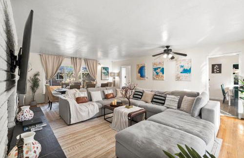 Entire Private Home with 4 Bedrooms 2 Bathrooms, Spacious, Lux King Bed, Ranch Style, Prime Area, Available Now - Photo 24