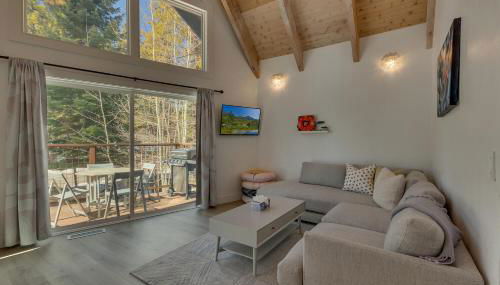 Moon Dune Chalet by Tahoe Getaways - Remodeled 3 BR Cabin plus Loft w Fenced Yard & Walk to Beach or Dining - Foto 5
