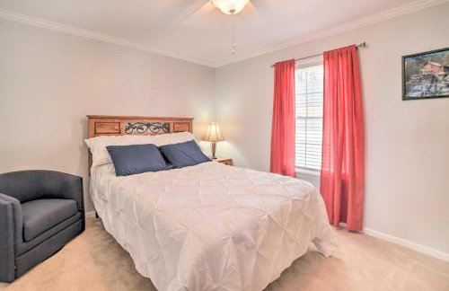 Country-Chic Home with Fire Pit, Steps to Lake! - Foto 16