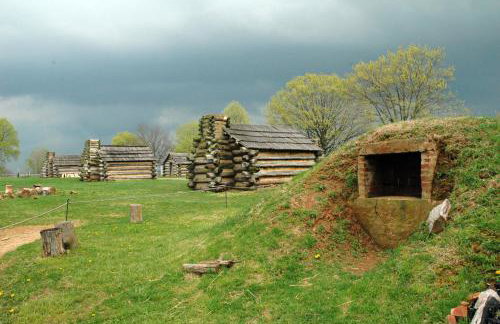 Main Line Manor 3BR with King Beds & Patio & Backyard - Foto 45