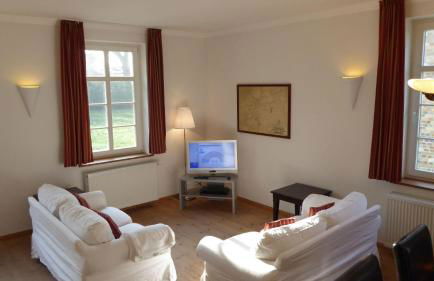 Gut-Rattelvitz-Parterre-A-hochwertig-Sauna-Kamin-eTankstelle-Spielscheune-15-000qm-Parkland - Foto 2