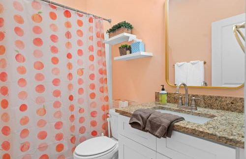 Downtown at The Peach House Dogs Welcome Fully Fenced Yard and Off-street Parking - Foto 15