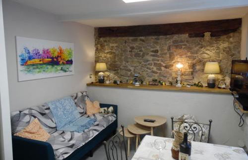 Chez Jérôme, au pied de la cité médiévale - Foto 4