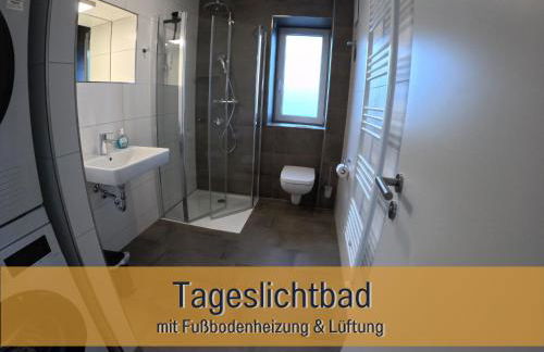 Ferienhaus Höckelheim- 300qm - 3 Wohnungen - 12 Zimmer - bis 18 Gäste - Kleinkinder reisen gratis - für Familien und Gruppen - Küchen mit Spülmaschine Backofen, Mikrowelle - Smart-TV - WLAN - Fußbodenheizung, Klimaanlage & Raffstores - nähe Göttingen - Foto 37