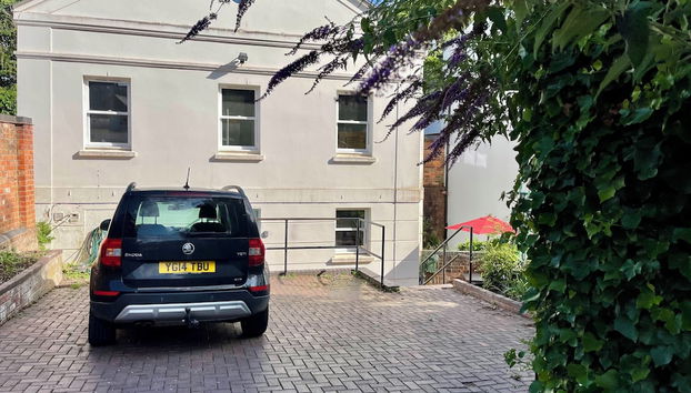 Vernon Place town centre, Vernon Cottage 3-bed with parking, 1A Vernon Court 2-bed with parking, 1B studio no parking, off the High Street next to Sandford Park - Photo 2, Primary image