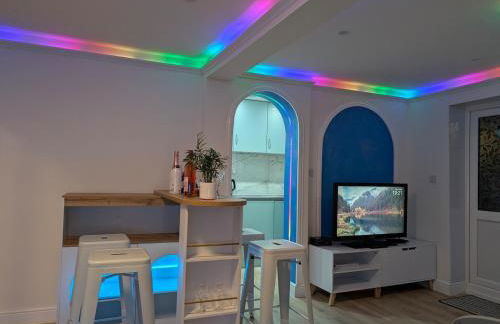 Luxury Santorini Boutique Suite with a Mediterranean Soul - 15m to Heathrow Windsor Ascot Legoland with Free Parking - Foto 14