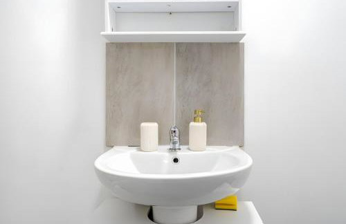 Stylish 3BR Derby Apartment - Sleeps 6, Central Location - Foto 41