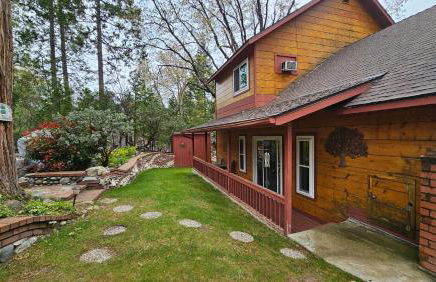 Knotty Pine Cabin with Artisan Stone Patio - Walk to Bass Lake - Foto 39