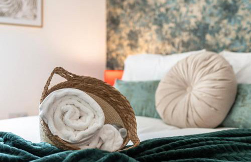 Stylish 5Bedroom Getaway in Quiet Mildenhall Area - Photo 42