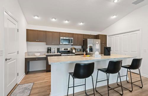 1642 Z5 VILLAGE OF LAKE DENHAM by REMAX Premier - Foto 2