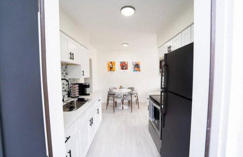 Close to the Action, Peaceful When You Return - Foto 8