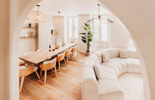 Spacious 5-Bedroom Home with Terrace, Air Conditioning and Parking - Photo 2