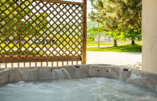 Spacious 8 bdrm Blue Mountain Cottage, Perfect for Large Groups, Private Beach, BBQ, Hot Tub, Sauna - Foto 10