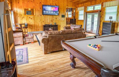 Spacious 5 Bedroom Cabin with Riverview & Black Lake Access - Foto 4