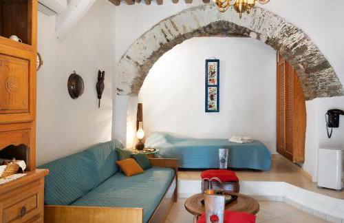 Maria in the castle Kea - Photo 10