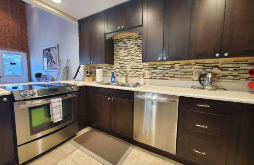 Updated Duplex with Mountain & Filtered Water View - Foto 4