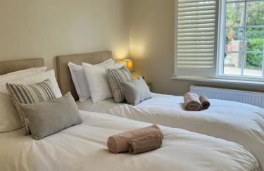 'BRAMLEY FALL COTTAGE' NEW AVAILABILITY - Attached Cottage,3 Bedrooms-1 on ground level, SLEEPS 6-2 Bathrooms, Wittering and Chichester easy drive, Child friendly,Small Breed Dog Friendly 2 max, Parking-EV Point - Foto 13