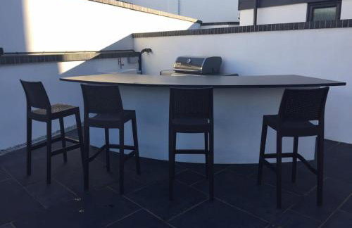 Relax in style at my stunning Holywell Beach home - Foto 12