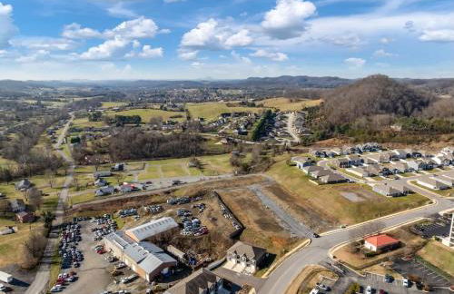 Stylish 3BR Getaway across Bristol Speedway - Foto 10