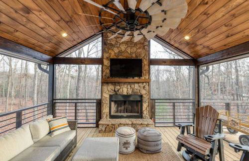 WolfCabin Lux Family Home, Fire Pit, Hot Tub, ADA ramp, ez paved rds - Foto 43