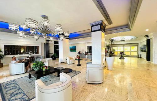 Stylish Beachfront Condo with Balcony & Ocean View - Foto 128