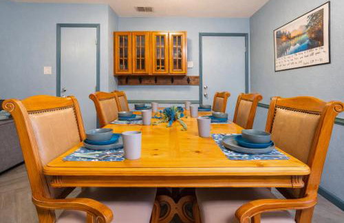 4BR Retreat with Game Room & Massage Chair - Sleeps 12 - 2 Kings - Step-Free - XL Private Patio - Foto 22