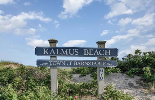 Renovated & Sophisticated Home Near Beach & Shops! - Photo 29