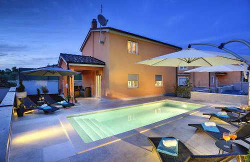 Top Villa mit privatem Pool, WLAN, Sonnenliegen, Terrasse und eigenem Grillbereich - Foto 4