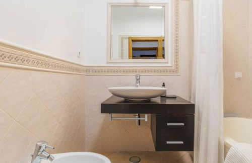 Bright 3-BR in Guia with Shared Pool by Lisbeyond - Foto 8