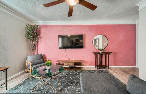 Chic 2B Getaway - 10min to DTWN - W/D, Pool, Prkg - Foto 27