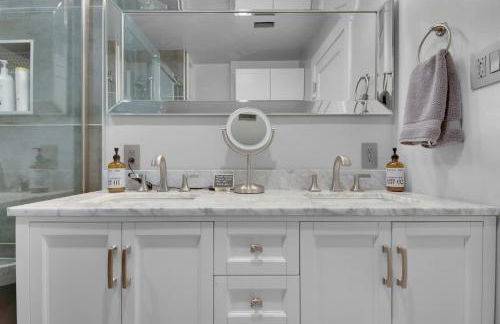 MIDCENTURY MANOR-Hot Tub & 5 Blocks to Town Center - Foto 15