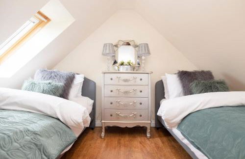 JOIVY Greenknowes Cottage with Hot Tub & Fireplace - Photo 13