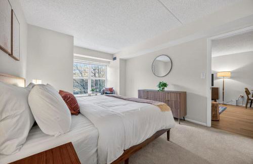 Newport 1 BR w Work Setup by Anyplace - 11747 - Foto 17