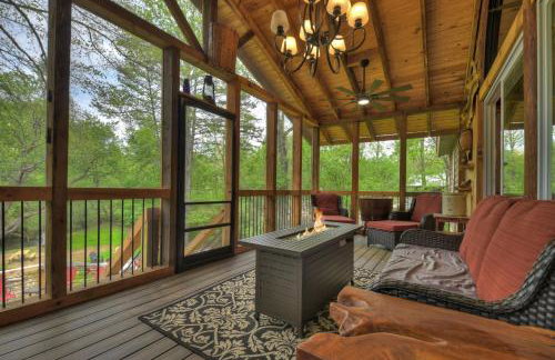 Bear Naked Hideaway - Relax in the hot tub with sounds from the nearby creek - Foto 29