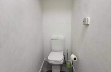 Central 3BR Home - Huddersfield Serviced Accomodation - Walk to Station & Town - Business Travellers - Families - Students - Photo 36