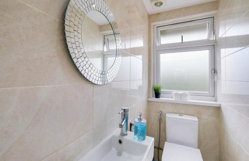 Elegant 5 Bed Home with Garden & Parking - Slough - Foto 28